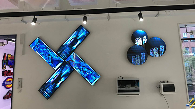 上海某公司展廳P1.667高刷條形LED屏+透明展示柜+P2.5高清LED顯示屏由智彩科技定制、安裝